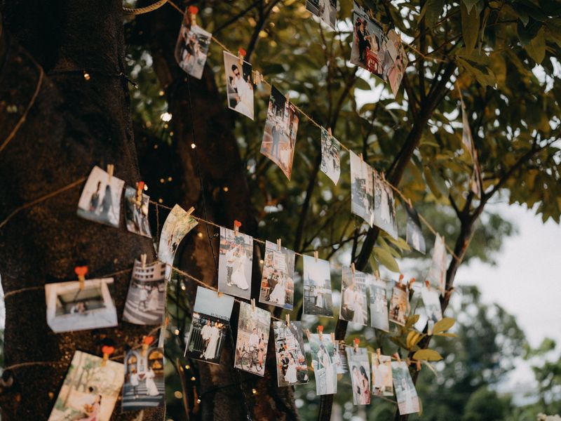 Przyjęcie w ogrodzie z lampionami i widokiem na góry