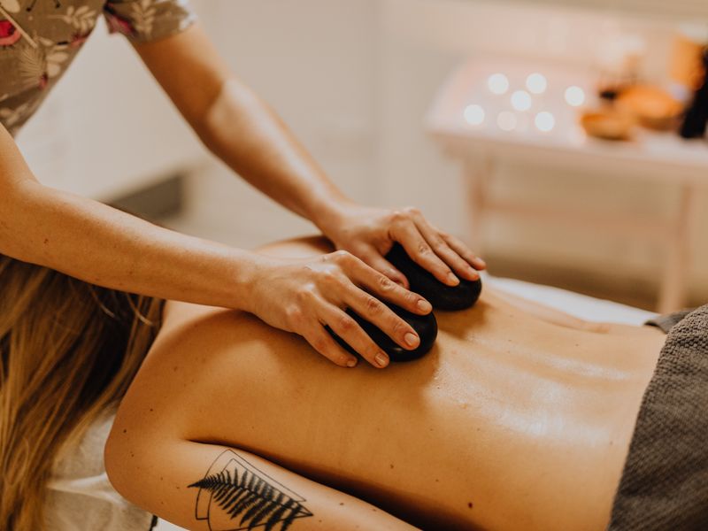 Masaż relaksacyjny w strefie SPA hotelu Lenno Uroczysko w Stroniu Śląskim