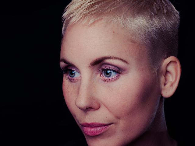 Portret klienta biznesowego — mężczyzna uśmiecha się, naturalne światło