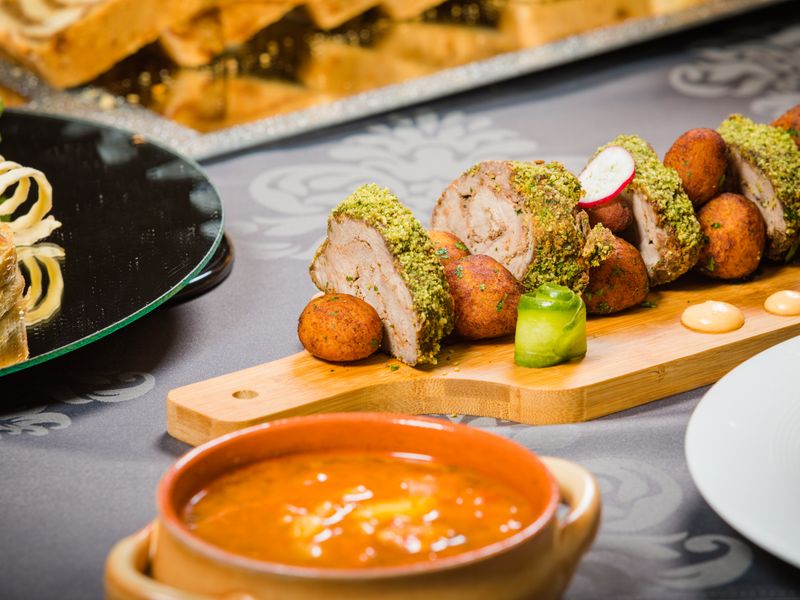 Sezonowe danie w restauracji hotelu z rozrywką Lenno Uroczysko – pstrąg z warzywami i ziołami, elegancko podany
