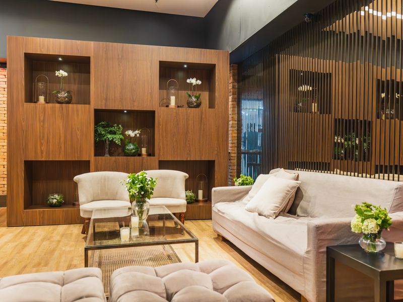 Wnętrze SPA z orchideą i kamieniem naturalnym w Lenno Uroczysko