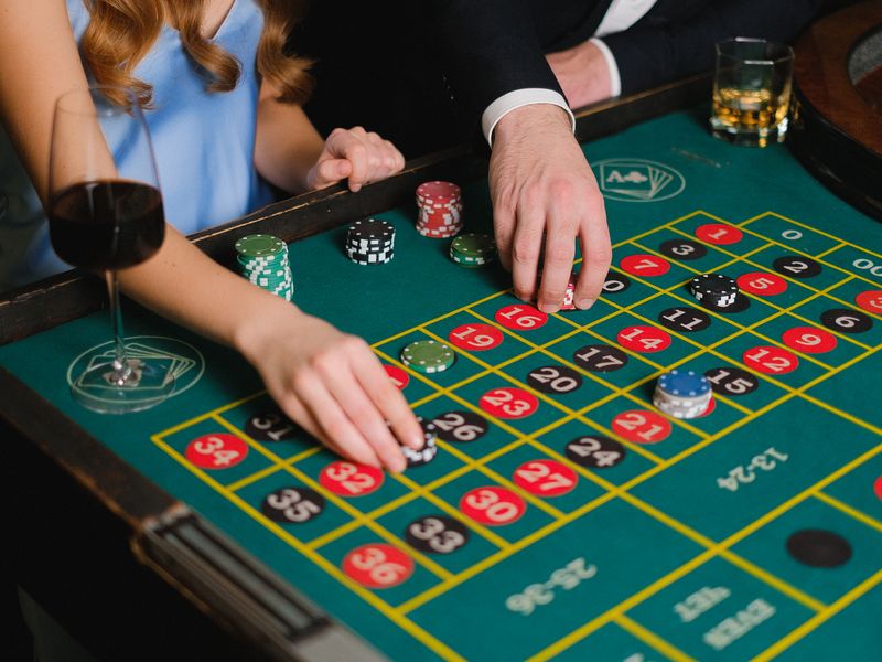 Stół do ruletki europejskiej i blackjacka w kameralnej strefie rozrywki hotelu z rozrywką Lenno Uroczysko w Stroniu Śląskim
