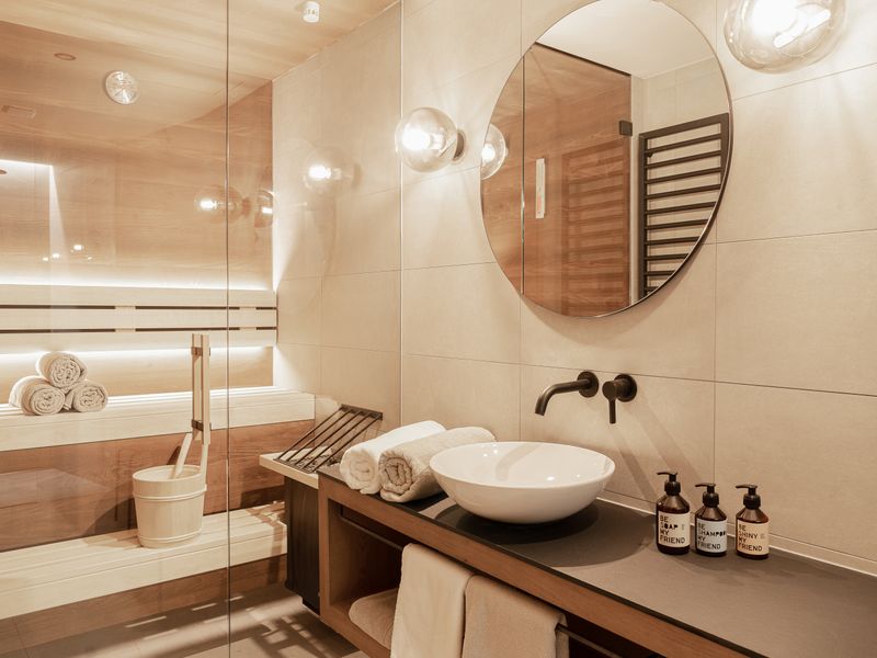 Strefa SPA w hotelu w górach — kameralna sauna z drewna cedrowego i naturalne światło poranka