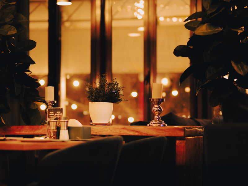 Wieczorna restauracja i strefa rozrywki w Lenno Uroczysko