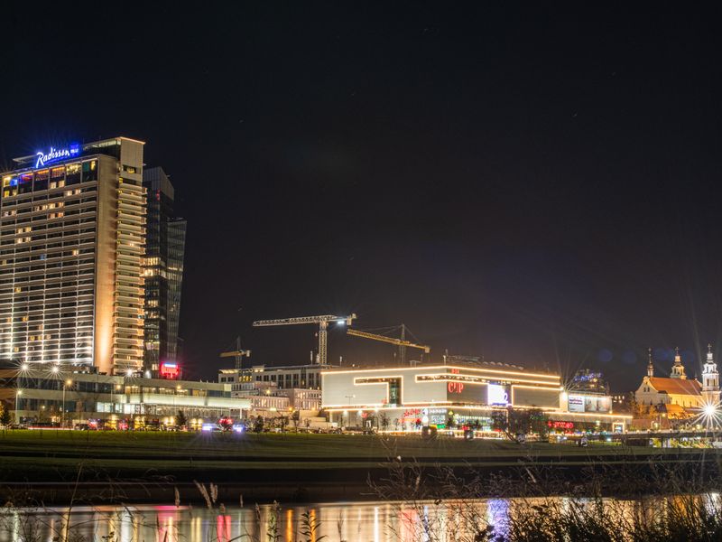 Wieczorna strefa rozrywki w hotelu Lenno Uroczysko z widokiem na stoły do gry