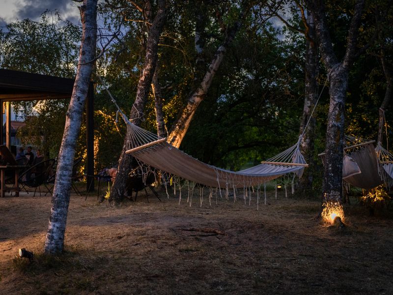 Wieczorna strefa rozrywki hotel — restauracja z miękkim światłem, kieliszki wina i sezonowa kuchnia