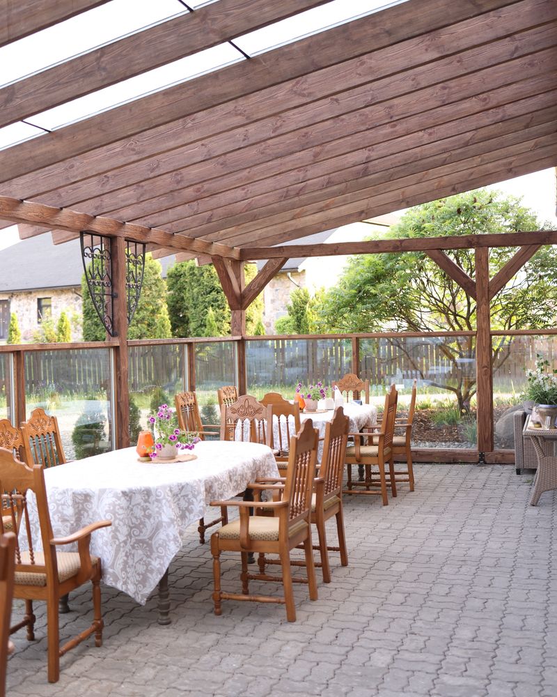 Wieczorny taras hotelu Lenno Uroczysko wśród mchu i orchidei