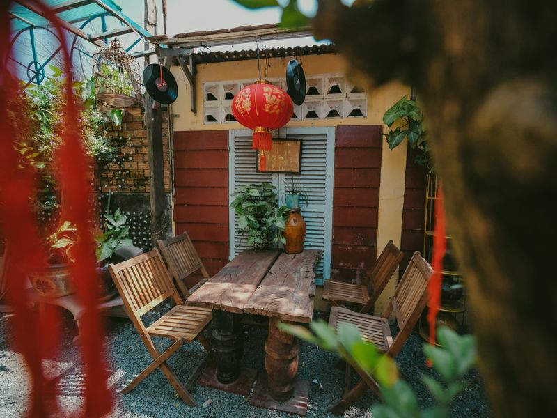 Drewniana pergola z lampionami i długimi stołami na górskiej polanie